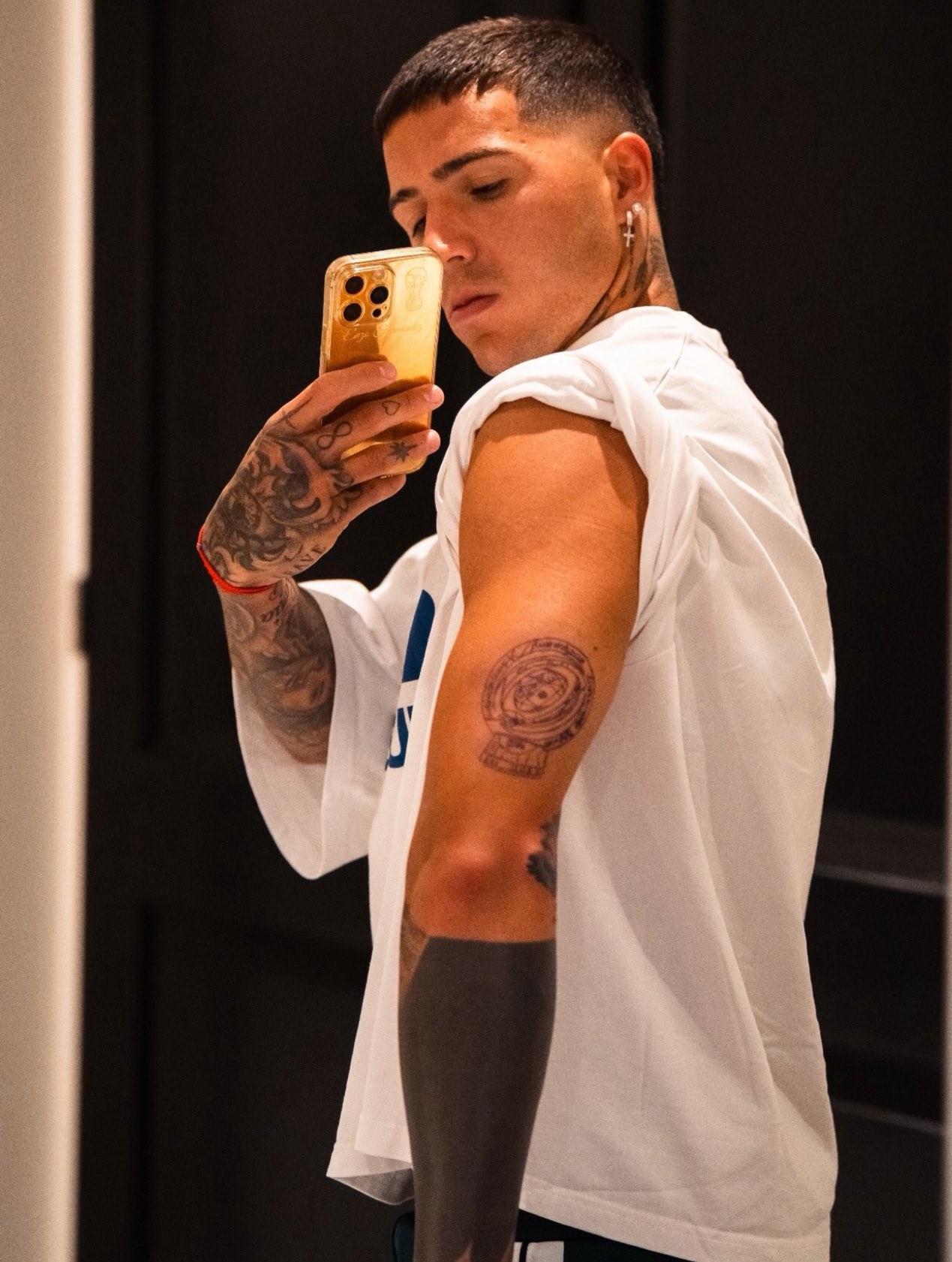 有点小帅，恩佐把世俱杯奖杯纹到了左臂上